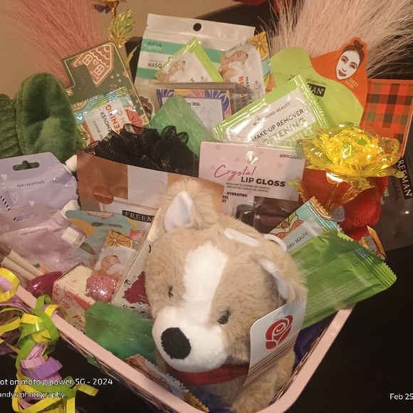 End of an era women's legacy pamper me basket huge basket - Picture 3 of 6